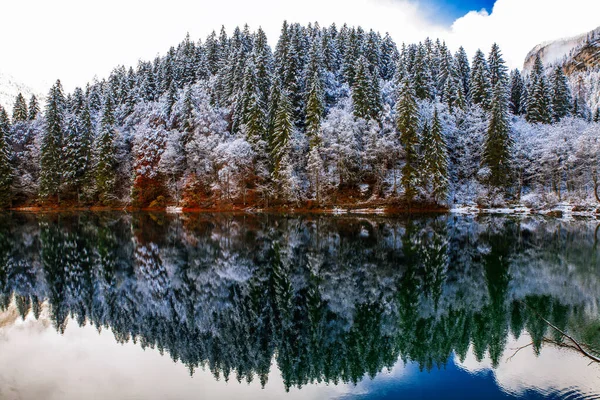 Lago Montagna Tra Autunno Inverno — Foto Stock