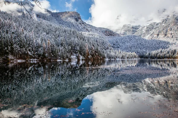 Lago Montanhas Entre Outono Inverno — Fotografia de Stock