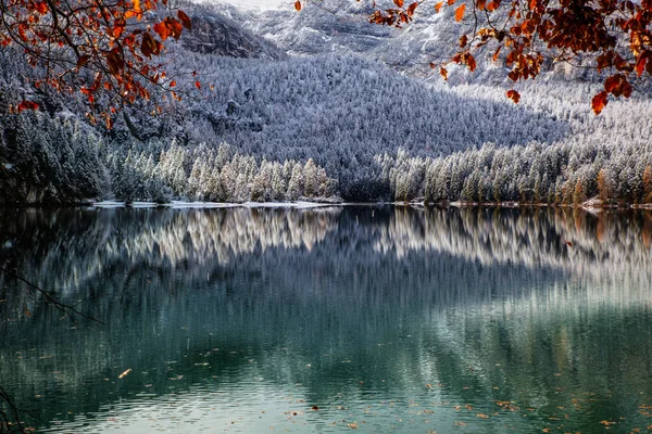 Lago Montanhas Entre Outono Inverno — Fotografia de Stock