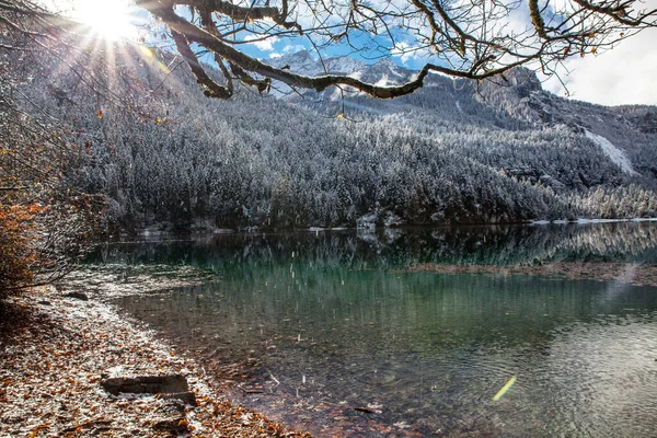 Lago Montanhas Entre Outono Inverno — Fotografia de Stock