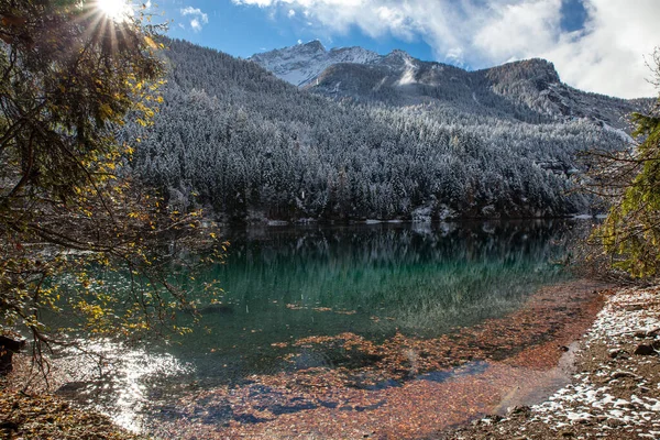 Lago Montanhas Entre Outono Inverno — Fotografia de Stock