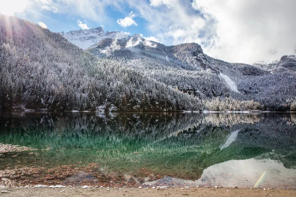 Lago Montagna Tra Autunno Inverno — Foto Stock