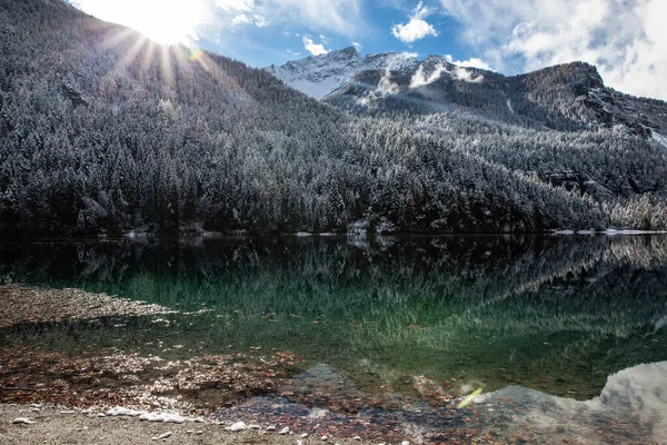Lago Montagna Tra Autunno Inverno — Foto Stock