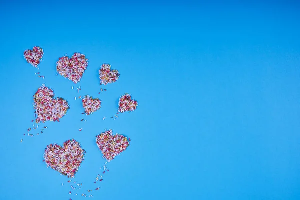 Coração Forma Confete Fundo Azul Dia Dos Namorados — Fotografia de Stock