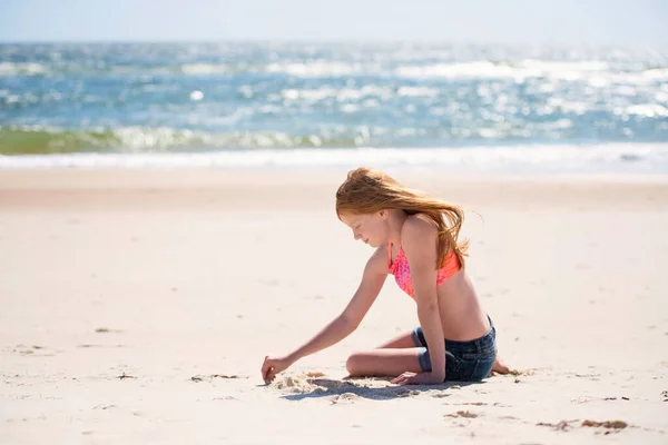 Між Рудою Волохатою Дівчиною Купальнику Пляжі — стокове фото