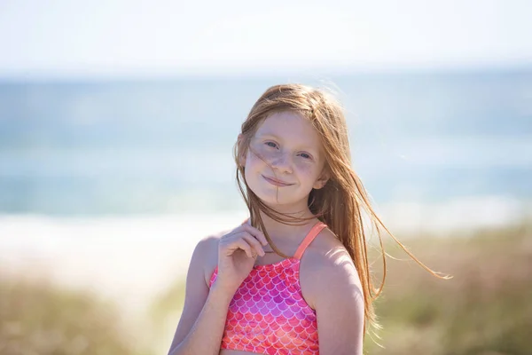 Nastolatka Rude Włosy Dziewczyna Strój Kąpielowy Plaży — Zdjęcie stockowe