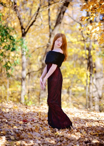 Красива Молода Дівчина Довгим Рудим Волоссям Червоній Сукні Відкритому Повітрі — стокове фото