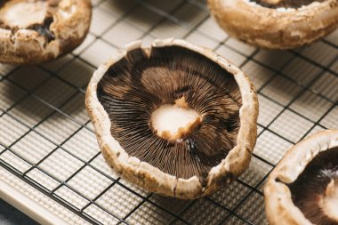 Fırın tepsisindeki Portabello mantarları.
