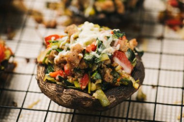 Taze pişmiş sosis doldurulmuş mantar.