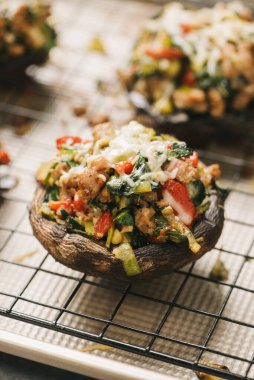 Taze pişmiş sosis doldurulmuş mantar.