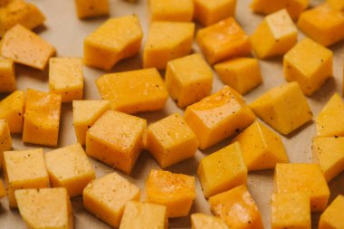 Yağlı ve baharatlı tereyağlı kabak parçaları.