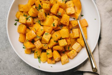 Kızarmış tereyağlı kabak parçaları tabakta.