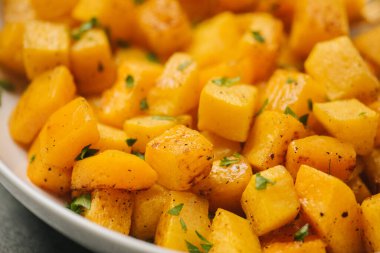 Kavrulmuş tereyağlı kabak parçaları yakın plan.