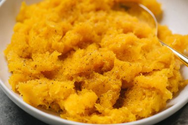 Kavrulmuş tereyağlı kabak yakından çekilmiş.