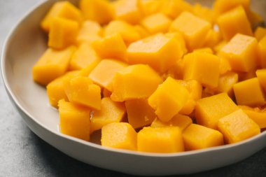 Tabaktaki doğranmış balkabağı parçalarını kapat