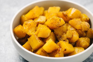 Tabaktaki doğranmış balkabağı parçalarını kapat