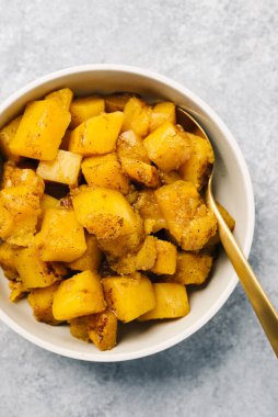 Tabaktaki doğranmış balkabağı parçalarını kapat