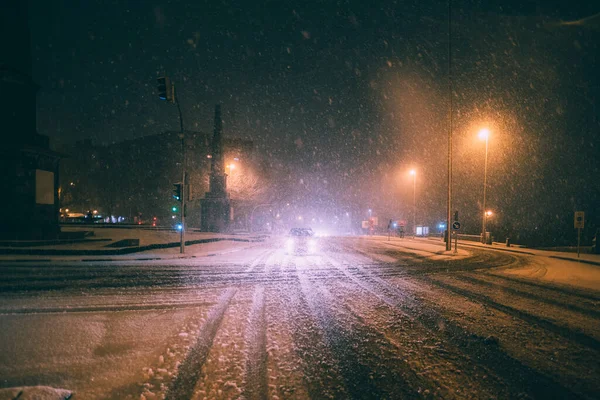 Coches Conduciendo Con Cuidado Carreteras Cubiertas Nieve Durante Tormenta Nieve — Foto de Stock