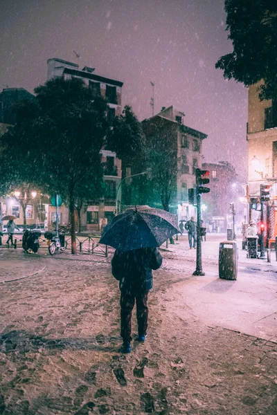 Viejo Cruzando Calle Durante Las Fuertes Nevadas Madrid España — Foto de Stock