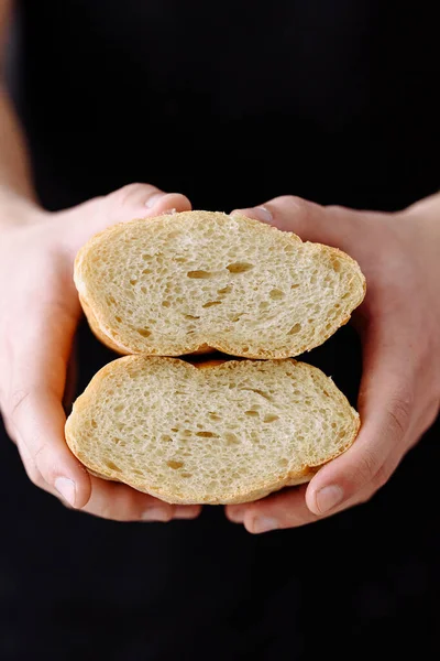 Женские Руки Держат Свежий Хлеб — стоковое фото