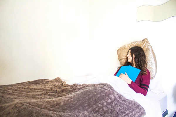 Mujer Joven Acostada Cama Leyendo —  Fotos de Stock