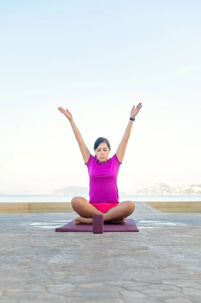 Kadın Havuzun Önünde Yoga Yapıyor Yoga Dışarıda Poz Verir — Stok fotoğraf