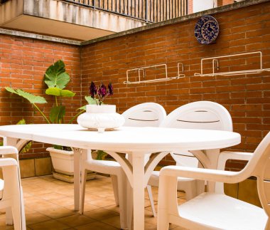 Bitkiler ve masa terasta.