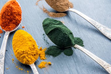 Süper tozlar kaşıklarda - eşleşen zerdeçal kakao spirulinosu