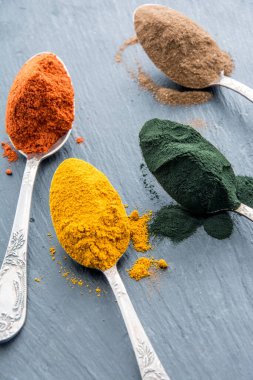 Süper tozlar kaşıklarda - eşleşen zerdeçal kakao spirulinosu