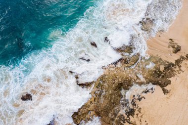Hawaii 'deki turkuaz okyanusun havadan görünüşü