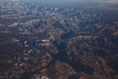 Büyük Kanyon manzarası, yukarıdan alınmış karla birlikte.