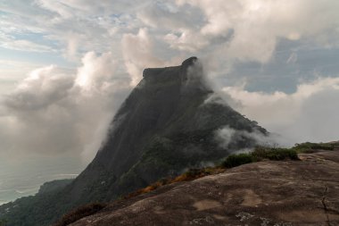 Gündoğumu bulutlarıyla kayalık yağmur ormanları için güzel bir manzara