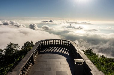 İsa heykelinden güzel bir gün doğumu bulutların altında şehre