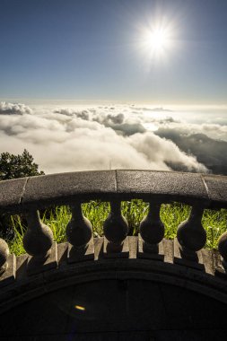 İsa heykelinden güzel bir gün doğumu bulutların altında şehre