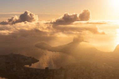 İsa heykelinden şehre, okyanusa ve dağlara güzel bir gün doğumu