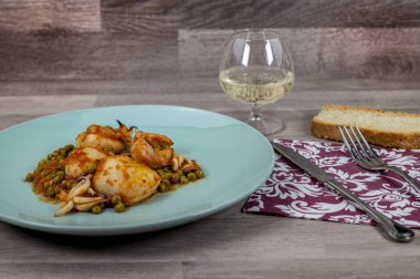 Mürekkep balığı ve bezelye tabağı kompozisyonu