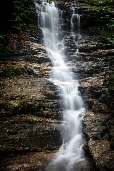 Водопад Скалистой Поверхности Лесу — стоковое фото