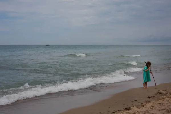 Jovem Brincando Areia Praia Lago Michigan — Fotografia de Stock