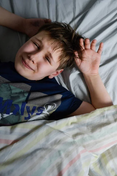 Souriant Garçon Dans Son Lit Sous Couverture — Photo