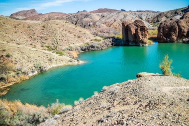 Dağlardaki gölün güzel manzarası