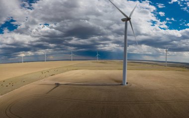 Yel değirmenleri Colorado Ovaları Dramatik Gökyüzü Altında