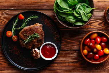 Ahşap masada ızgara biftek.