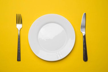 Çatal ve bıçaklı beyaz tabak.