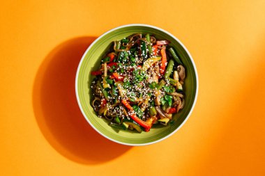 Karidesli erişte, mantar ve balık.