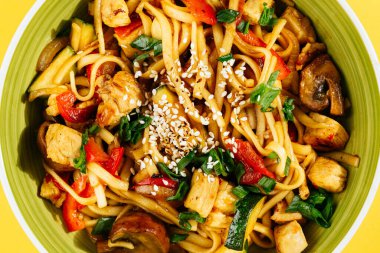 Karidesli erişte, mantar ve balık.