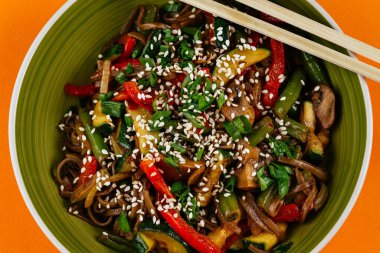 Karidesli erişte, mantar ve balık.