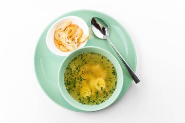 Sebzeli tavuk çorbası. Beyaz arka planda çorba.