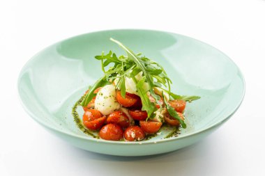 Taze salata roka, mozzarella ve kasede domates.