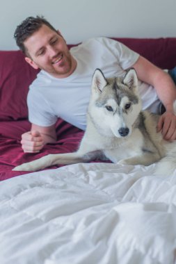 Yatakta en iyi arkadaşı olan adam