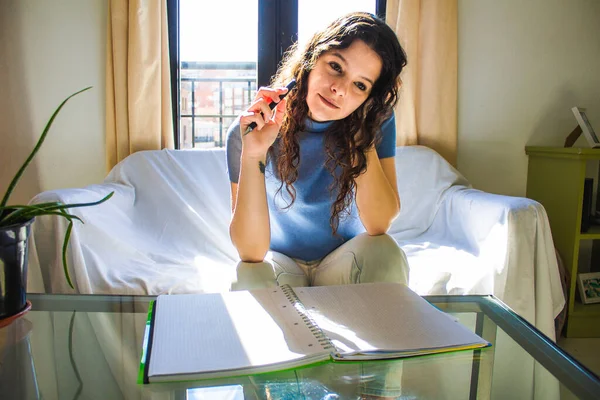 Jonge Vrouw Studeren Schrijven Woonkamer — Stockfoto